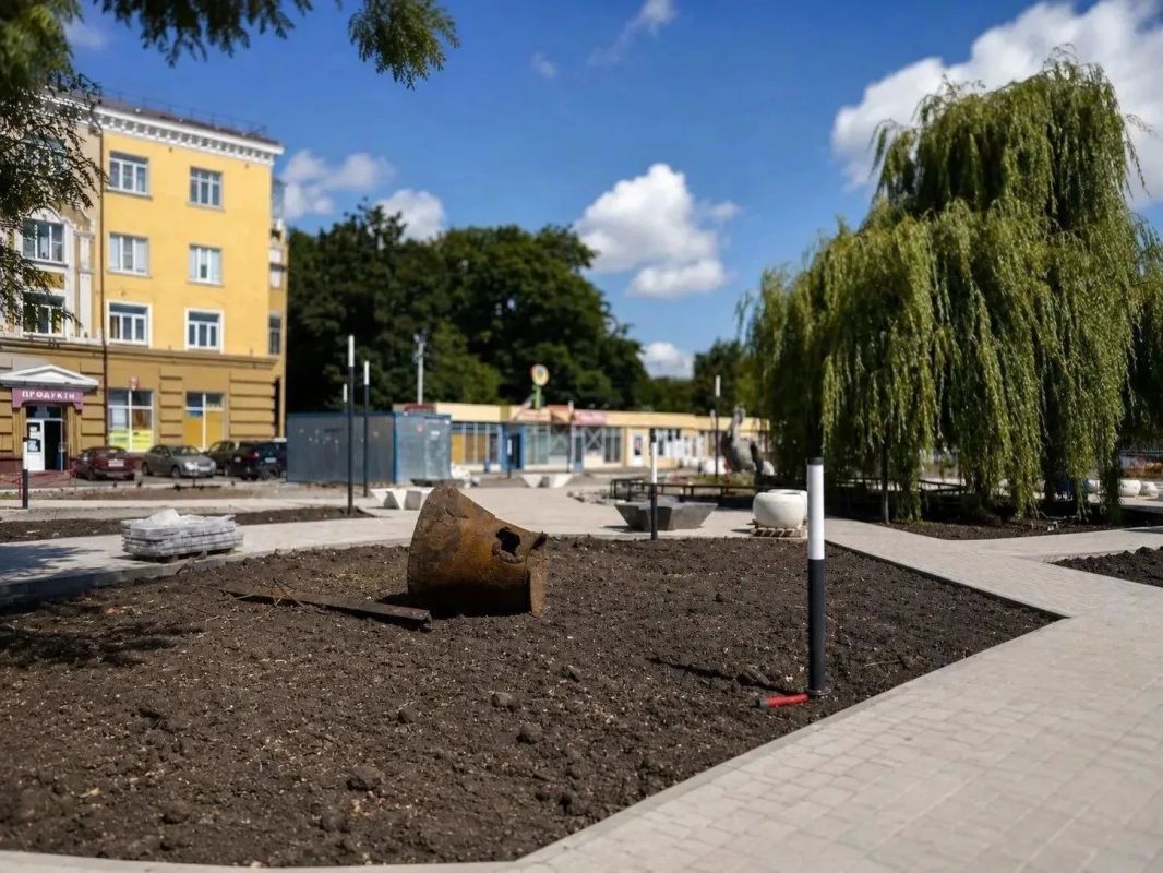 Мэр Курска раскритиковал ход работ в сквере «Пеликан» Мэр Курска раскритиковал ход работ в сквере «Пеликан»