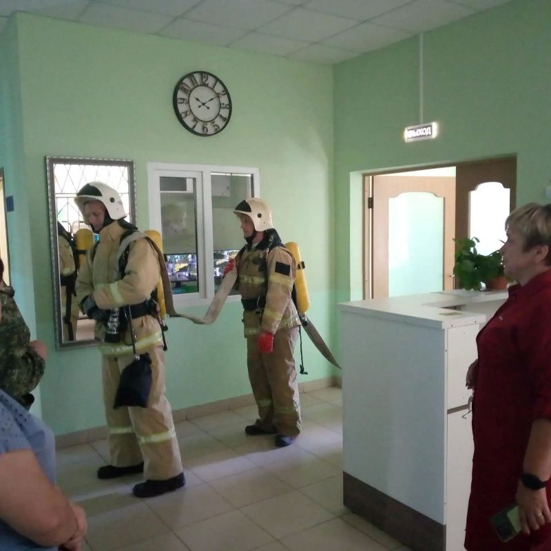 Работниками ПЧ Фатежского района Противопожарной службы комитета региональной безопасности проведено пожарно-тактическое занятие в Глебовской школе