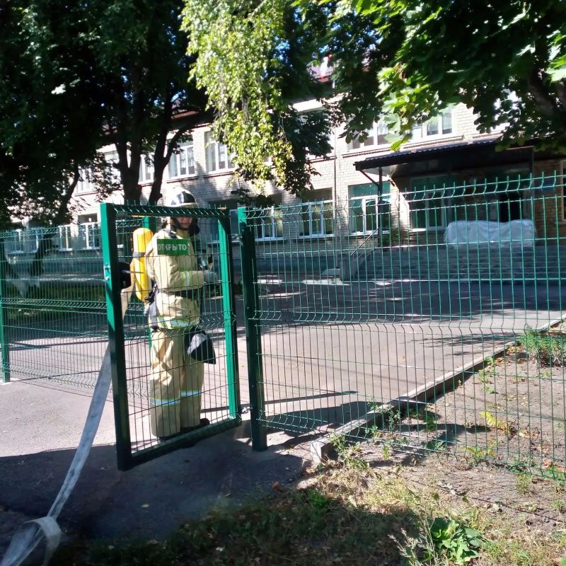 Работниками ПЧ Фатежского района Противопожарной службы комитета региональной безопасности проведено пожарно-тактическое занятие в Глебовской школе Работниками ПЧ Фатежского района Противопожарной службы комитета региональной безопасности проведено пожарно-тактическое занятие в Глебовской школе
