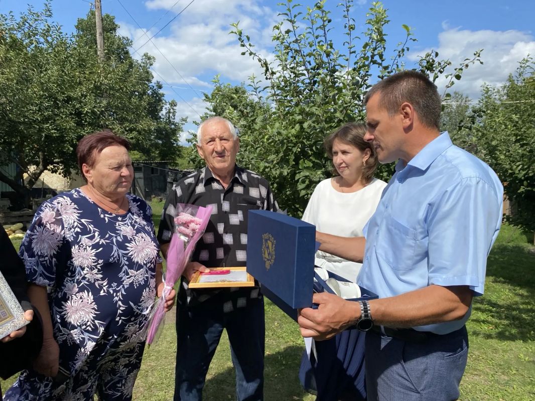 В канун Медового Спаса в Пристенском районе поздравили две семьи с «золотой» и «изумрудной» свадьбами В канун Медового Спаса в Пристенском районе поздравили две семьи с «золотой» и «изумрудной» свадьбами