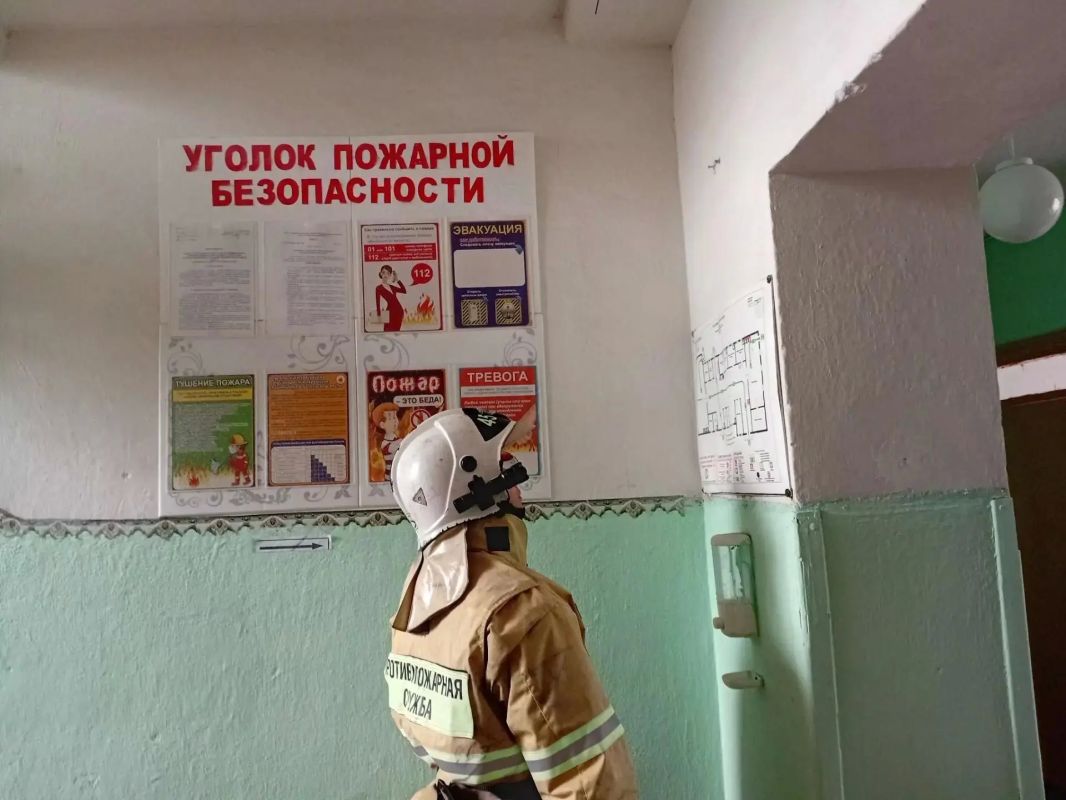 Работниками ПЧ Фатежского районов Противопожарной службы комитета региональной безопасности Курской области перед началом нового учебного года были проведены пожарно-тактические занятия (ПТЗ) в МКОУ "Б.Анненская СОШ"