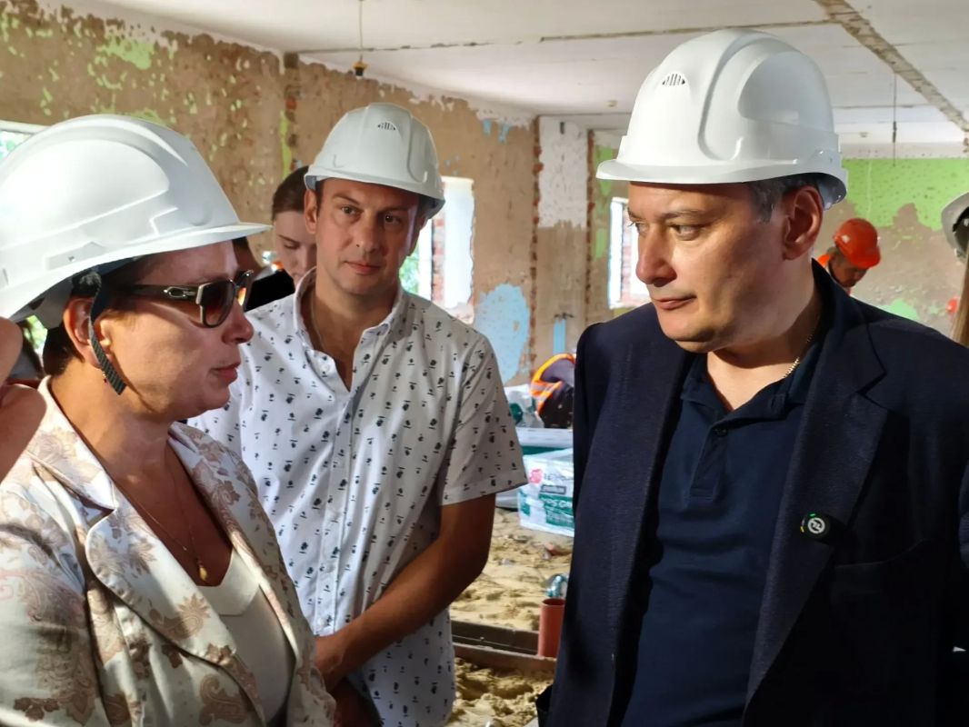 Губернатор Александр Хинштейн и депутат Госдумы Василий Пискарёв оценили ход капремонта корпуса Поныровской ЦРБ Губернатор Александр Хинштейн и депутат Госдумы Василий Пискарёв оценили ход капремонта корпуса Поныровской ЦРБ
