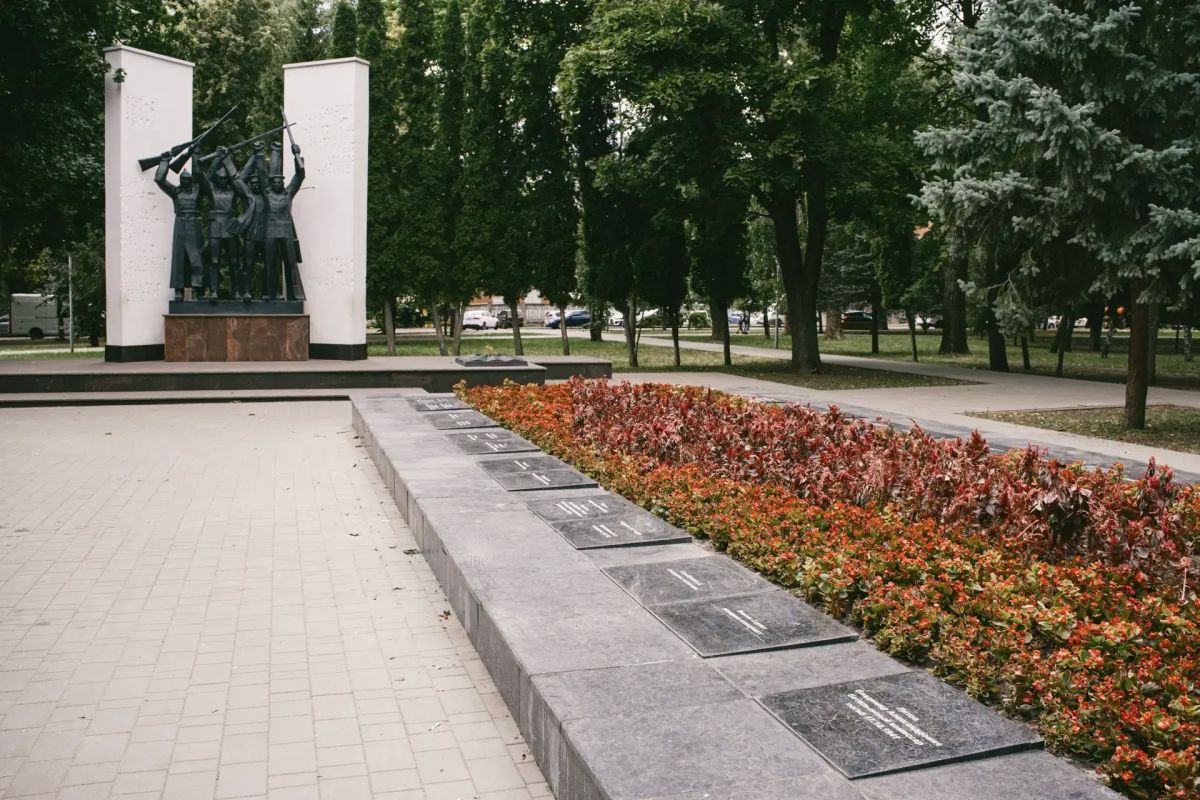 Курские краеведы установили имена 34 человек, похороненных в братской могиле Курские краеведы установили имена 34 человек, похороненных в братской могиле