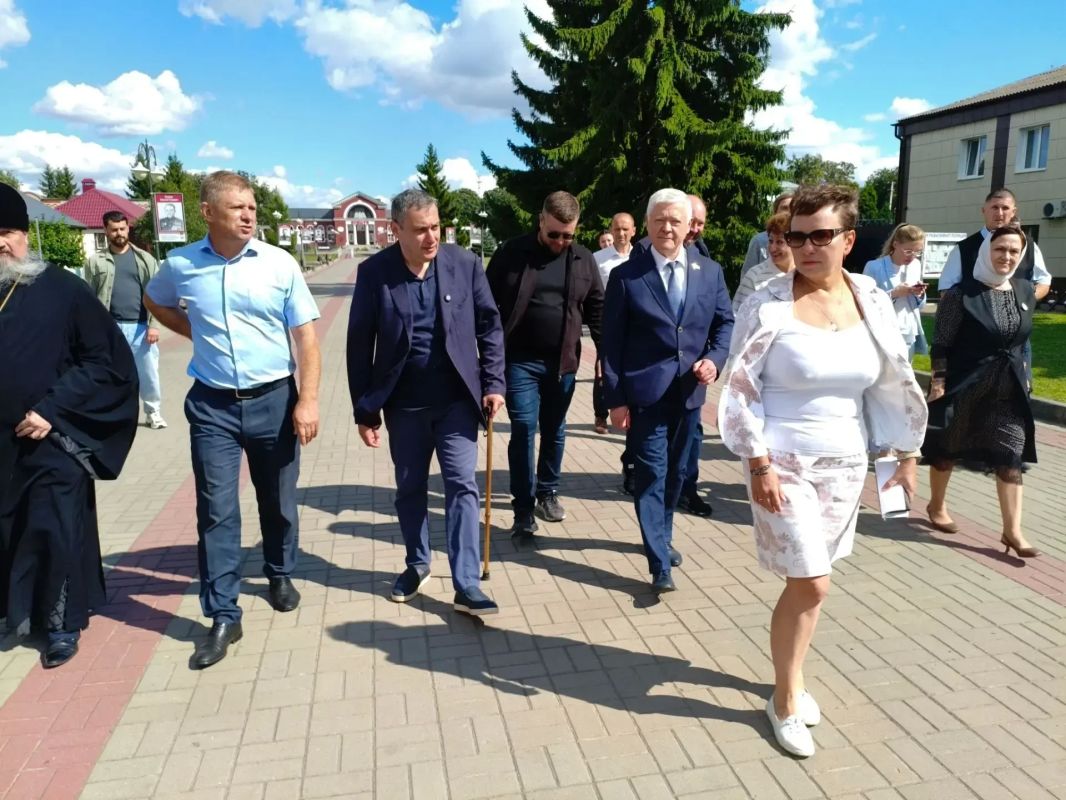 Губернатор Александр Хинштейн и депутат Госдумы Василий Пискарёв оценили ход капремонта корпуса Поныровской ЦРБ