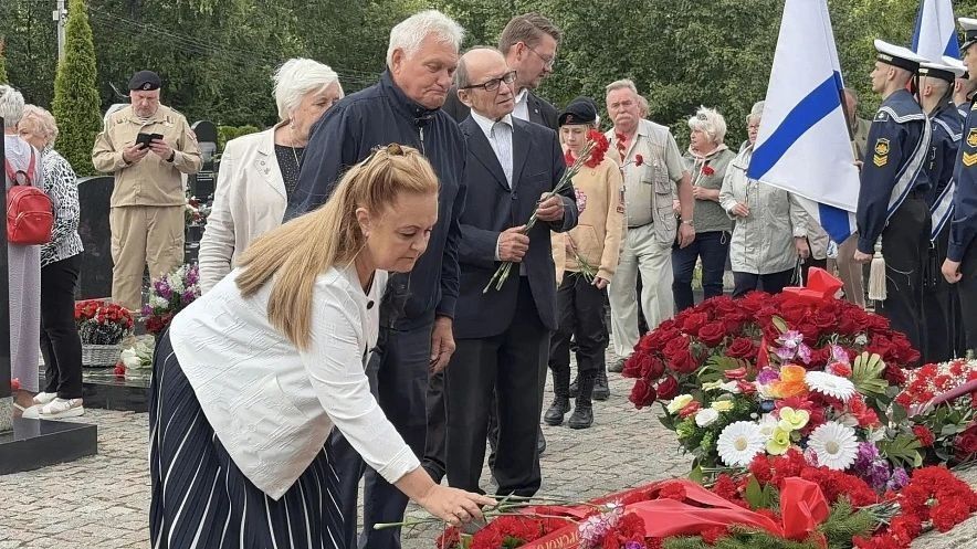 Эдуард Басурин: В 26-ю годовщину гибели атомного подводного крейсера «Курск» 12 августа 2026 года на Серафимовском кладбище Санкт-Петербурга, где покоятся моряки-подводники, прошла памятная церемония Эдуард Басурин: В 26-ю годовщину гибели атомного подводного крейсера «Курск» 12 августа 2026 года на Серафимовском кладбище Санкт-Петербурга, где покоятся моряки-подводники, прошла памятная церемония
