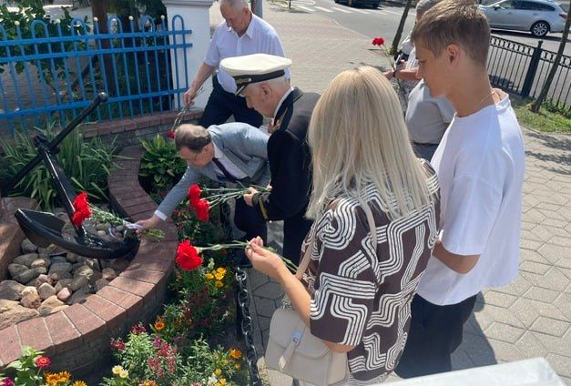 Почтить память экипажа атомного подводного ракетного крейсера "Курск", трагически погибшего 12 августа 2000 г., собрались моряки-подводники Бреста, служившие на разных флотах от Балтики до Тихого океана Почтить память экипажа атомного подводного ракетного крейсера "Курск", трагически погибшего 12 августа 2000 г., собрались моряки-подводники Бреста, служившие на разных флотах от Балтики до Тихого океана