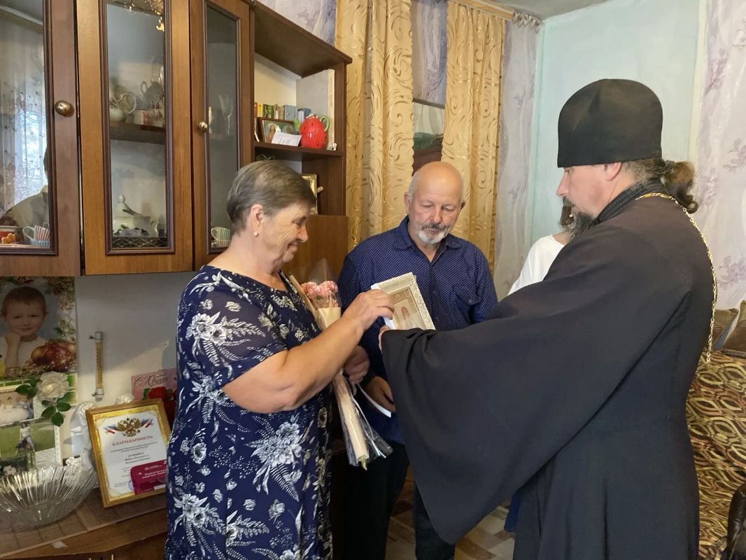 В канун Медового Спаса в Пристенском районе поздравили две семьи с «золотой» и «изумрудной» свадьбами В канун Медового Спаса в Пристенском районе поздравили две семьи с «золотой» и «изумрудной» свадьбами