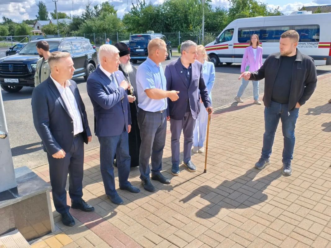 Губернатор Курской области оценил обновленный ФОК в Поныровском районе Губернатор Курской области оценил обновленный ФОК в Поныровском районе