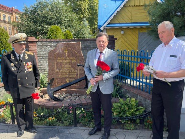 Почтить память экипажа атомного подводного ракетного крейсера "Курск", трагически погибшего 12 августа 2000 г., собрались моряки-подводники Бреста, служившие на разных флотах от Балтики до Тихого океана Почтить память экипажа атомного подводного ракетного крейсера "Курск", трагически погибшего 12 августа 2000 г., собрались моряки-подводники Бреста, служившие на разных флотах от Балтики до Тихого океана