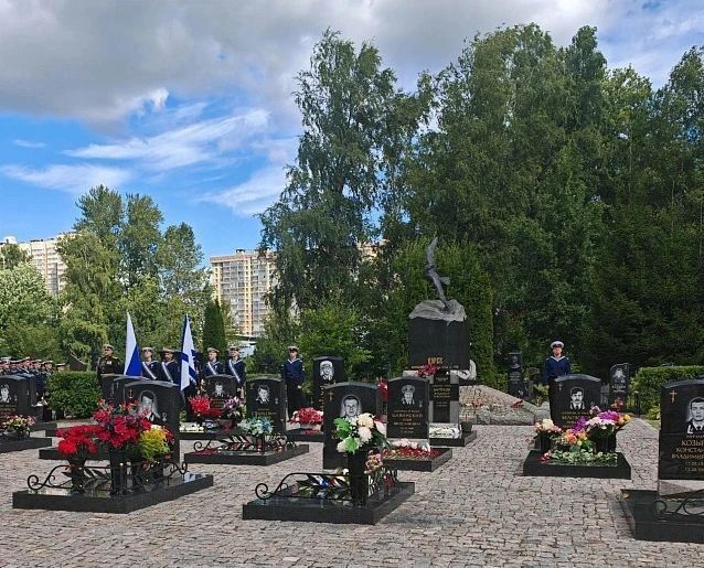 Эдуард Басурин: В 26-ю годовщину гибели атомного подводного крейсера «Курск» 12 августа 2026 года на Серафимовском кладбище Санкт-Петербурга, где покоятся моряки-подводники, прошла памятная церемония Эдуард Басурин: В 26-ю годовщину гибели атомного подводного крейсера «Курск» 12 августа 2026 года на Серафимовском кладбище Санкт-Петербурга, где покоятся моряки-подводники, прошла памятная церемония