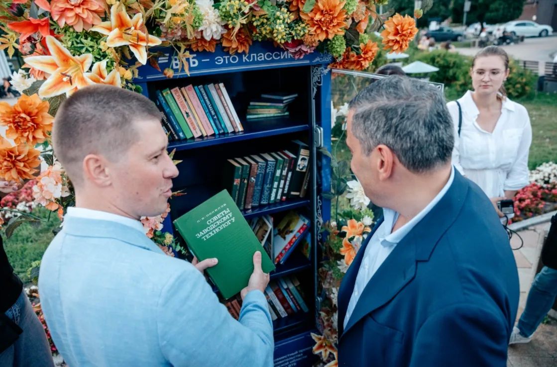 Щигровский завод «Геомаш» спроектировал и изготовил первый шкаф свободного книгообмена