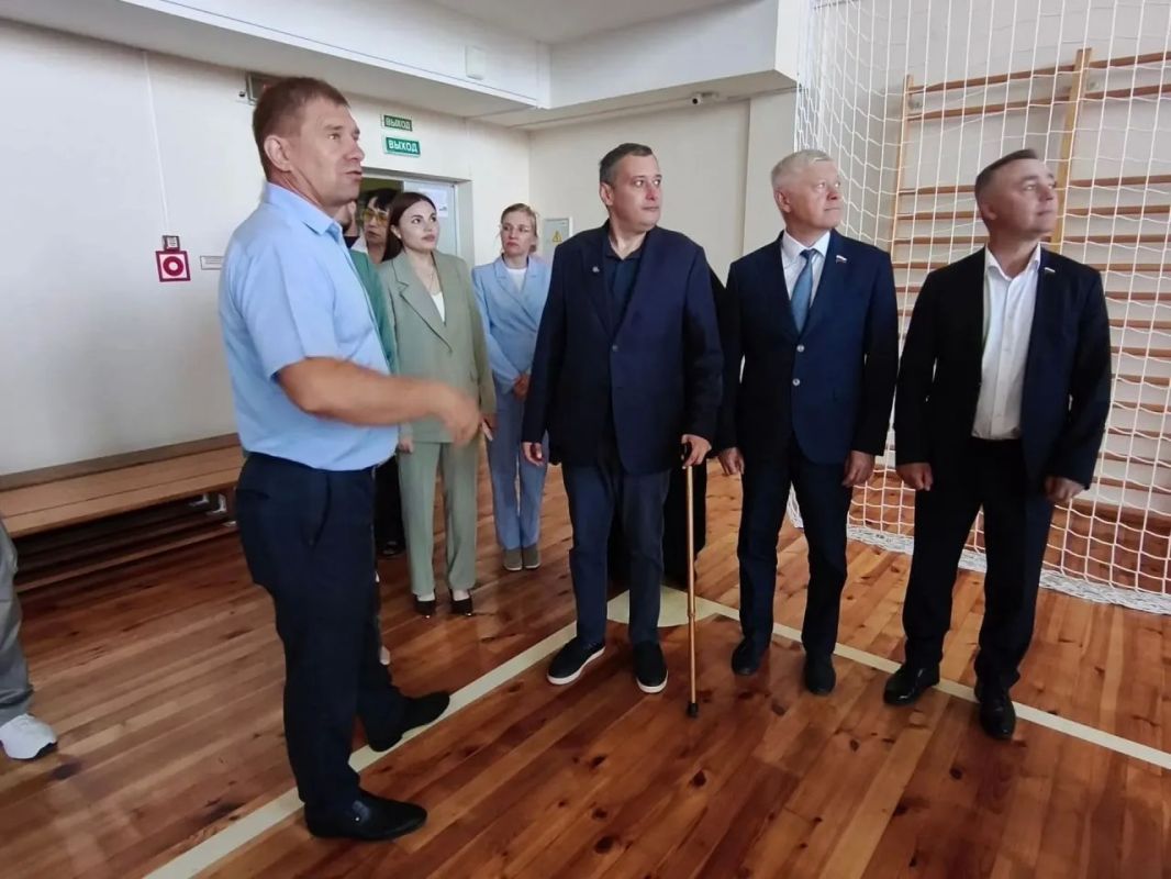 Губернатор Курской области оценил обновленный ФОК в Поныровском районе Губернатор Курской области оценил обновленный ФОК в Поныровском районе
