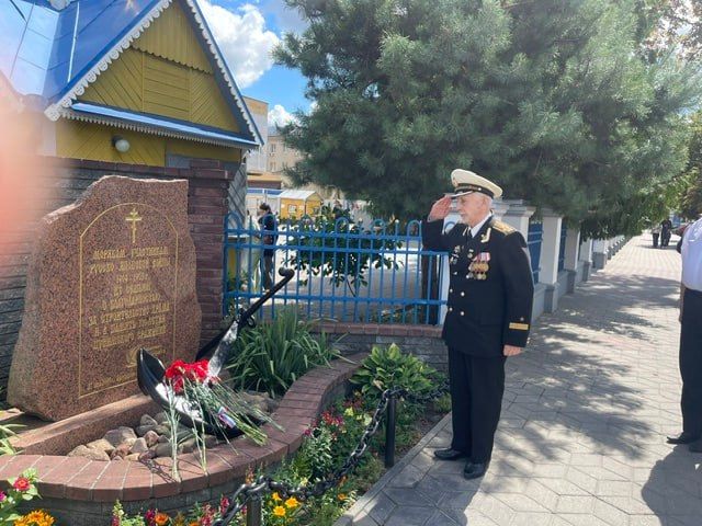Почтить память экипажа атомного подводного ракетного крейсера "Курск", трагически погибшего 12 августа 2000 г., собрались моряки-подводники Бреста, служившие на разных флотах от Балтики до Тихого океана Почтить память экипажа атомного подводного ракетного крейсера "Курск", трагически погибшего 12 августа 2000 г., собрались моряки-подводники Бреста, служившие на разных флотах от Балтики до Тихого океана