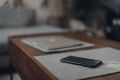 Почему стоит класть смартфон экраном вниз: три ключевые причины