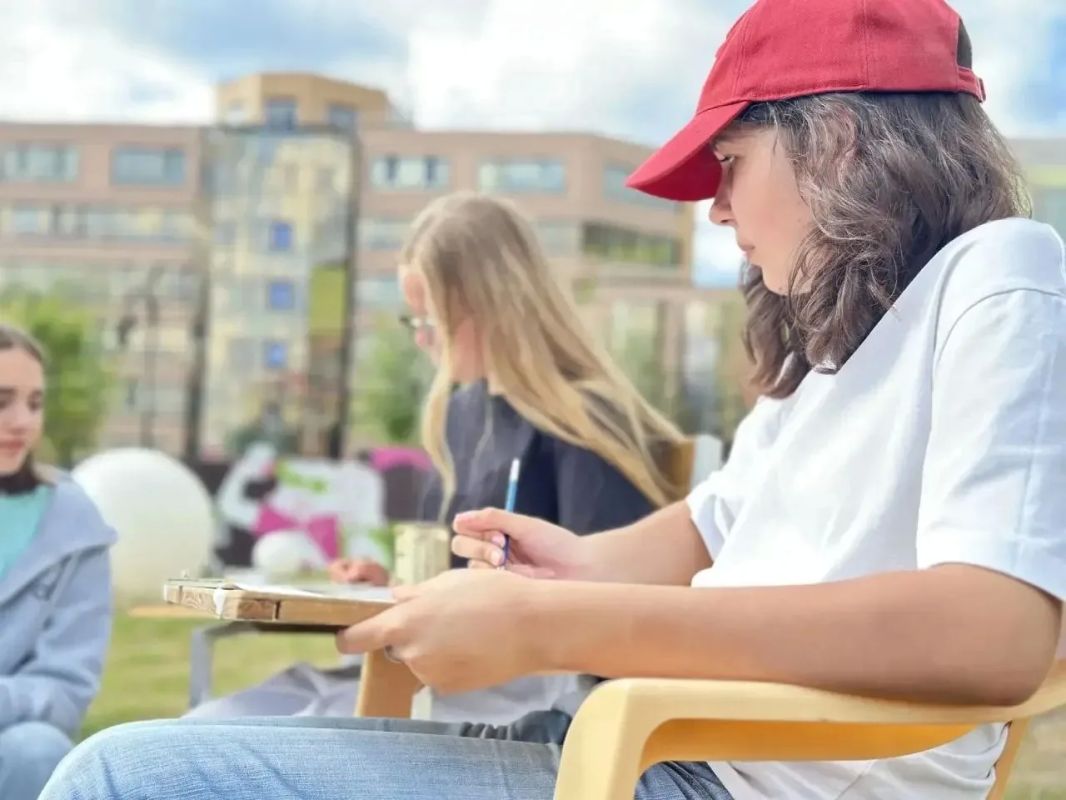 В Курске для юных художников провели пленэр В Курске для юных художников провели пленэр