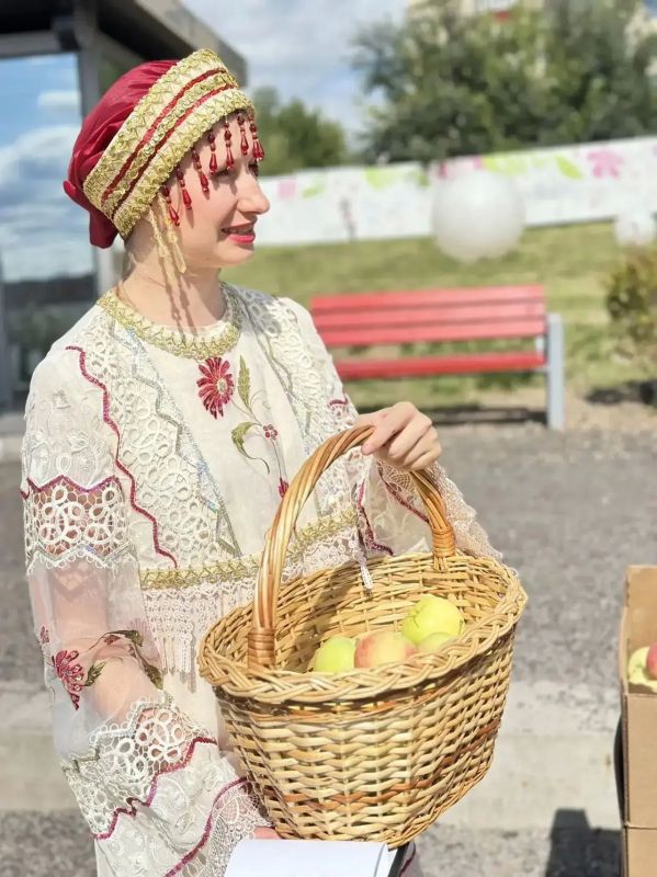 Куряне отмечают Яблочный Спас на Полугоре Куряне отмечают Яблочный Спас на Полугоре