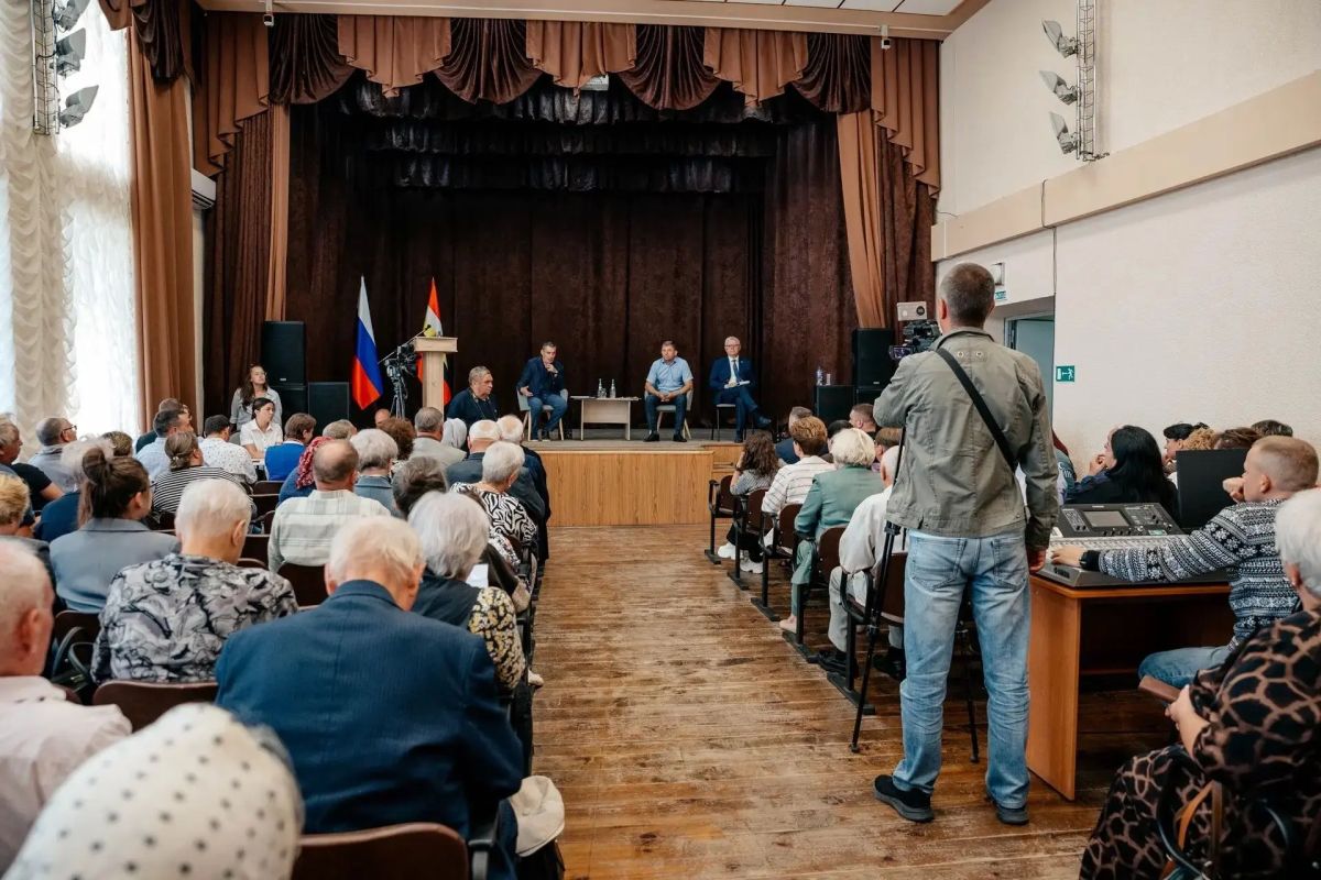 Александр Хинштейн провёл встречу с жителями Поныровского района Александр Хинштейн провёл встречу с жителями Поныровского района