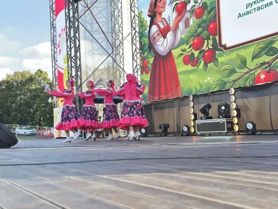 На Полугоре - время песен и танцев...сочных, как августовские яблоки! На Полугоре - время песен и танцев...сочных, как августовские яблоки!