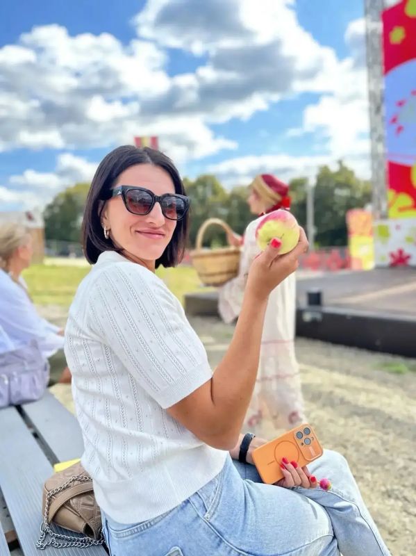 Яблоки на любой вкус и цвет! Ещ немного атмосферы праздника на Полугоре вам в ленту Яблоки на любой вкус и цвет! Ещ немного атмосферы праздника на Полугоре вам в ленту