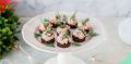 Вкусная закуска на праздник: хлеб, лосось и сыр