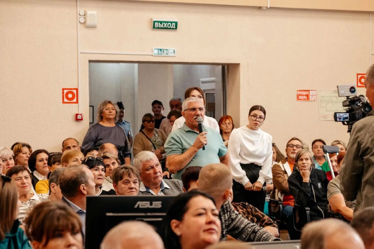 Александр Хинштейн провёл открытую встречу с жителями Поныровского района Александр Хинштейн провёл открытую встречу с жителями Поныровского района