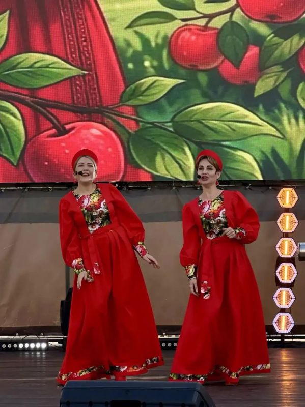 На Полугоре - время песен и танцев...сочных, как августовские яблоки! На Полугоре - время песен и танцев...сочных, как августовские яблоки!