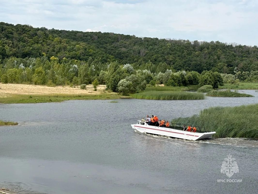 На территории водохранилища в Щетинке Курского района испытали гусеничный плавающий транспортер ПТС-М