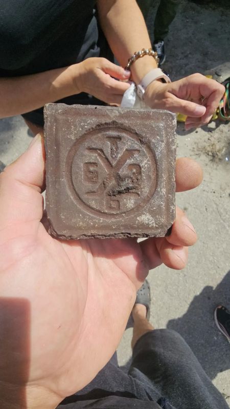 Курские экоактивисты собрали 30 мешков мусора и нашли артефакт XIX века Курские экоактивисты собрали 30 мешков мусора и нашли артефакт XIX века