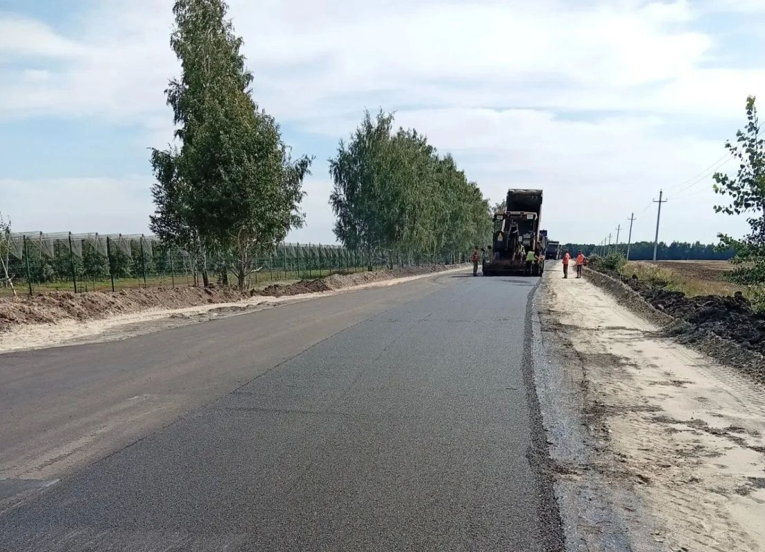 На дороге в селе Большие Бутырки приступили к устройству асфальтобетонного покрытия На дороге в селе Большие Бутырки приступили к устройству асфальтобетонного покрытия