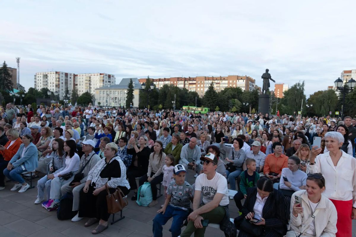 В минувшие выходные на Театральной площади Курска с успехом прошел «Вечер джаза», собравший ценителей живой музыки В минувшие выходные на Театральной площади Курска с успехом прошел «Вечер джаза», собравший ценителей живой музыки
