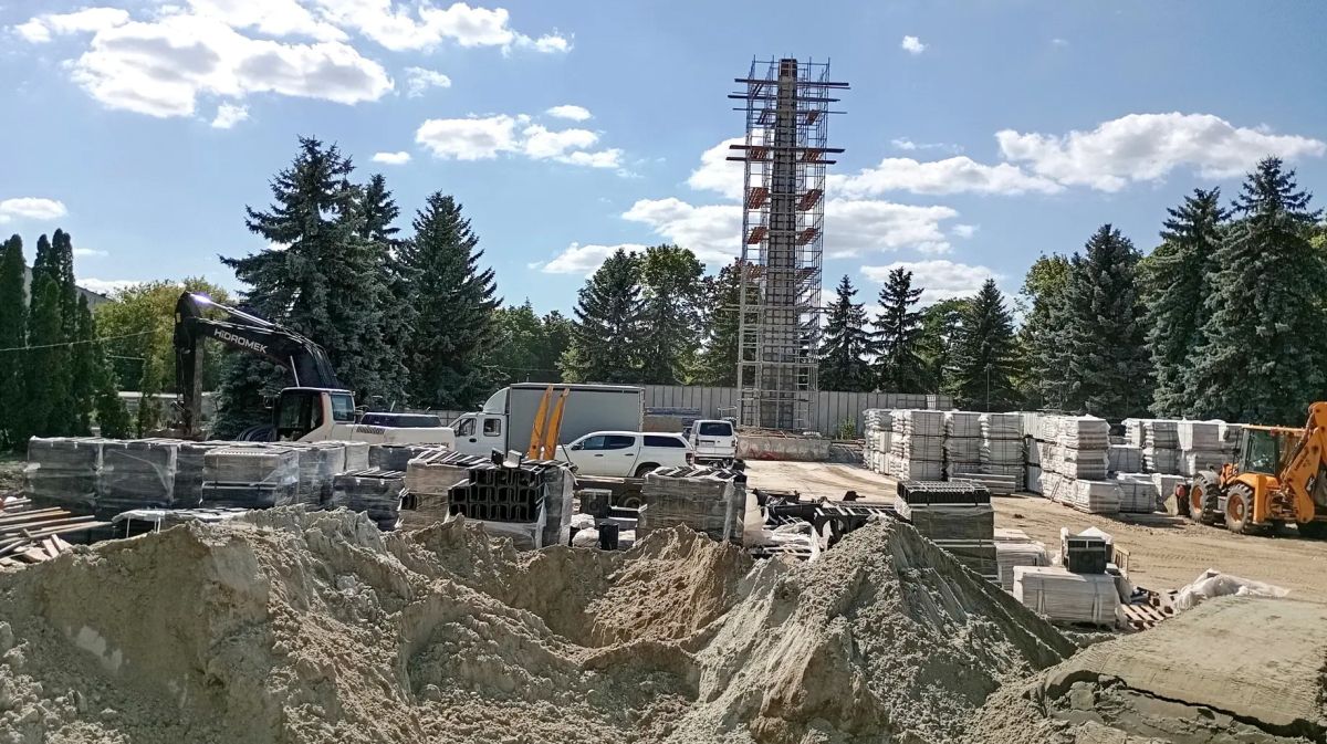 Куряне опасаются срыва срока ремонта главной аллеи мемориала Памяти Павших Куряне опасаются срыва срока ремонта главной аллеи мемориала Памяти Павших