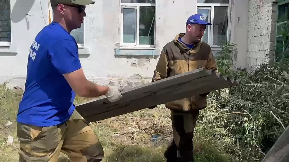 Игорь Кастюкевич: Курская область. Волонтеры Единой России, в числе которых представители Палаты молодых законодателей при Совете Федерации, восстановили кровлю дома подшефной «Курского рубежа» Нины Ивановны