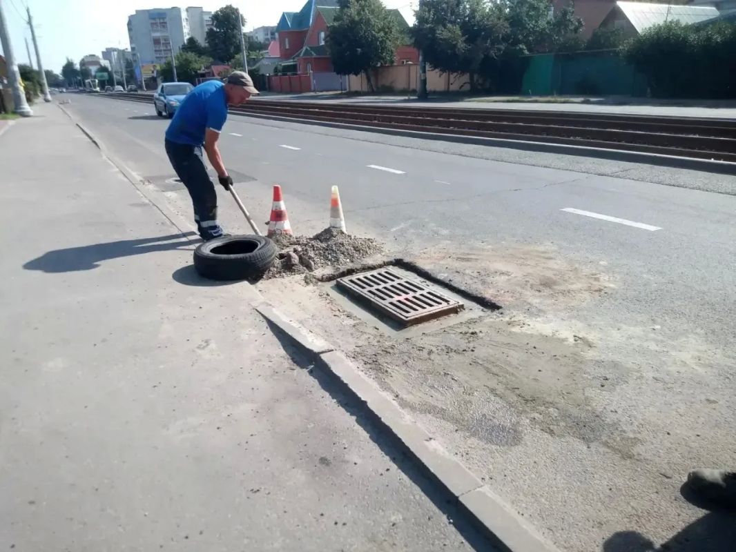 В Железнодорожном округе Курске ремонтируют ливнёвки В Железнодорожном округе Курске ремонтируют ливнёвки
