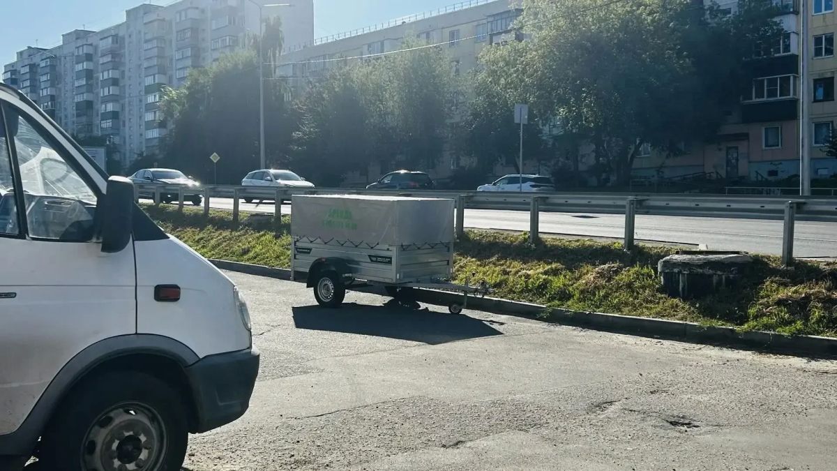 Брошенный прицеп на Бойцов 9-й дивизии «улетел» от ветра и протаранил чужую машину Брошенный прицеп на Бойцов 9-й дивизии «улетел» от ветра и протаранил чужую машину