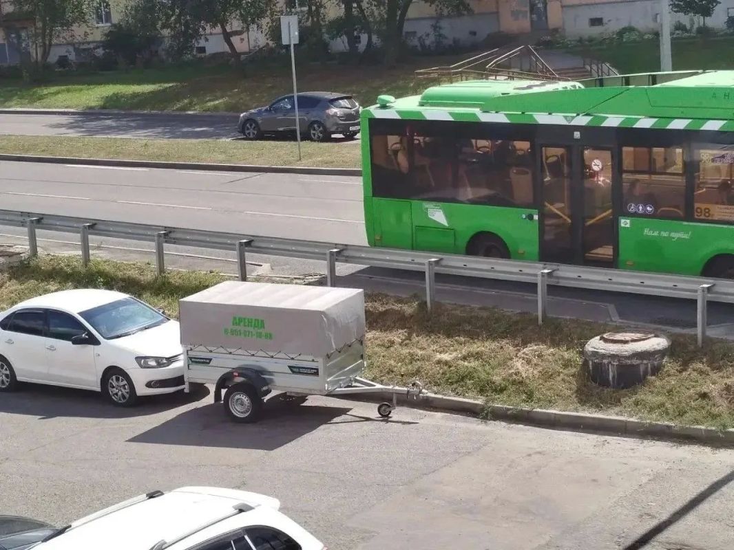 В Курске ветер сдул брошенный автоприцеп и устроил ДТП В Курске ветер сдул брошенный автоприцеп и устроил ДТП