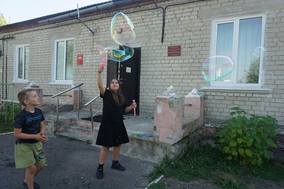 В Большежировской сельской библиотеке прошел праздник мыльных пузырей "Пузыри воздушные, такие непослушные" В Большежировской сельской библиотеке прошел праздник мыльных пузырей "Пузыри воздушные, такие непослушные"