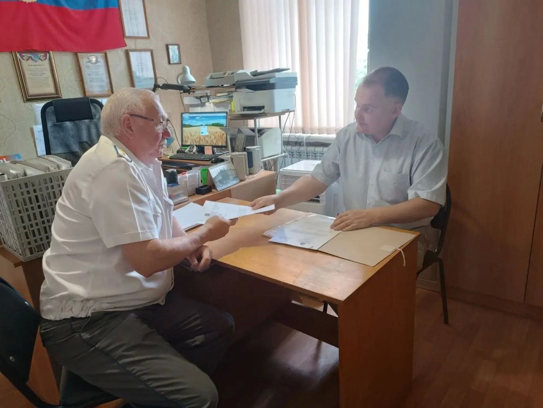 Сегодня в рамках выездной работы в Солнцевском районе начальник инспекции Р.Д.Коваленко провел встречу с главным государственным инженером-инспектором Солнцевского и Пристенского районов В.Н.Бабаниным. Р.Д.Коваленко...