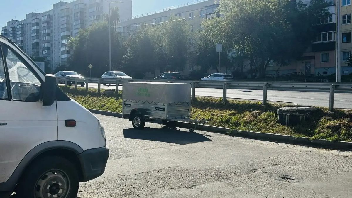 В Курске ветер сдул брошенный автоприцеп и устроил ДТП В Курске ветер сдул брошенный автоприцеп и устроил ДТП