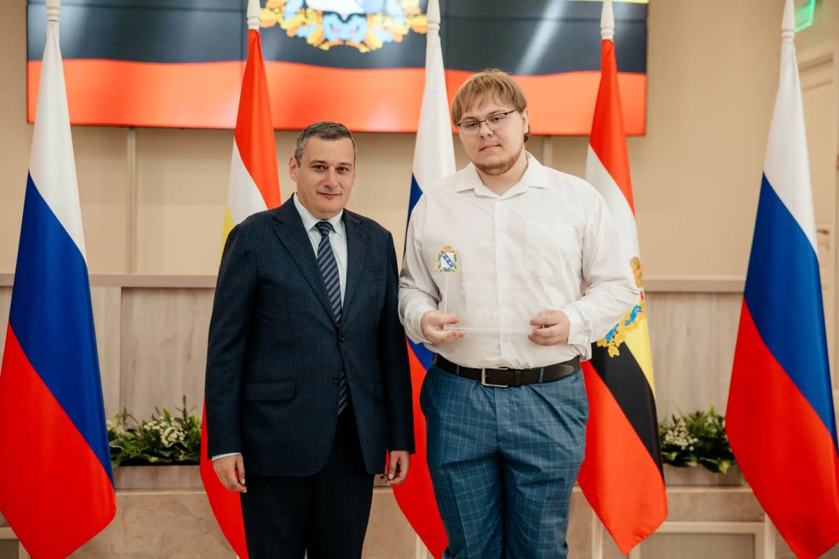 Губернатор Курской области Александр Хинштейн провел встречу с выпускниками школ, получившими высший балл на Едином государственном экзамене Губернатор Курской области Александр Хинштейн провел встречу с выпускниками школ, получившими высший балл на Едином государственном экзамене
