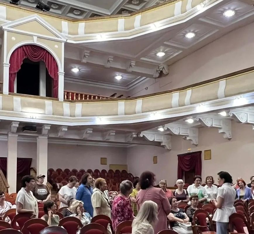 Участники клуба «Стимул» социального проекта «Курское долголетие» побывали на экскурсии в Курской филармонии — и остались в полном восторге! Гости узнали удивительные факты об истории здания от музыковеда Екатерины... Участники клуба «Стимул» социального проекта «Курское долголетие» побывали на экскурсии в Курской филармонии — и остались в полном восторге! Гости узнали удивительные факты об истории здания от музыковеда Екатерины...