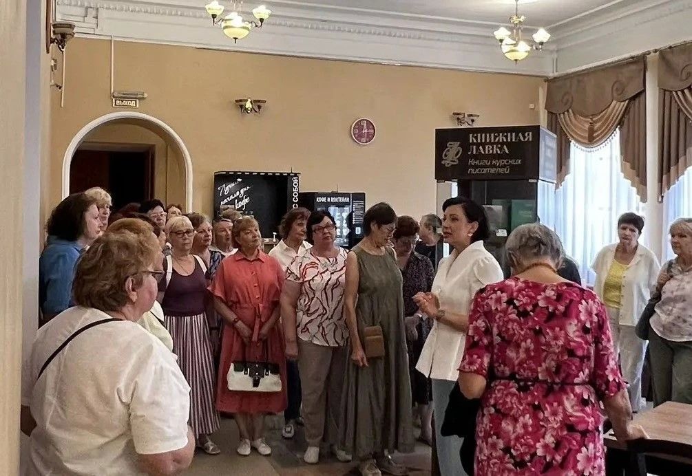 Участники клуба «Стимул» социального проекта «Курское долголетие» побывали на экскурсии в Курской филармонии — и остались в полном восторге! Гости узнали удивительные факты об истории здания от музыковеда Екатерины... Участники клуба «Стимул» социального проекта «Курское долголетие» побывали на экскурсии в Курской филармонии — и остались в полном восторге! Гости узнали удивительные факты об истории здания от музыковеда Екатерины...