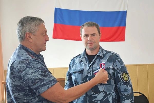Курские сотрудники УИС вручали триколор в преддверии Дня России Курские сотрудники УИС вручали триколор в преддверии Дня России
