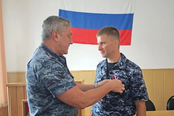Курские сотрудники УИС вручали триколор в преддверии Дня России Курские сотрудники УИС вручали триколор в преддверии Дня России