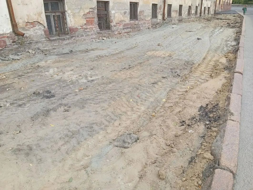 Курске на улице Сонина продолжается ремонт тротуара Курске на улице Сонина продолжается ремонт тротуара