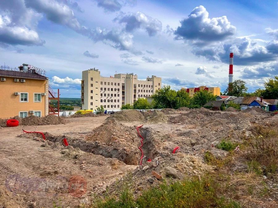 На улице Можаевской за Сергиево-Казанским собором начали благоустраивать зеленую зону отдыха