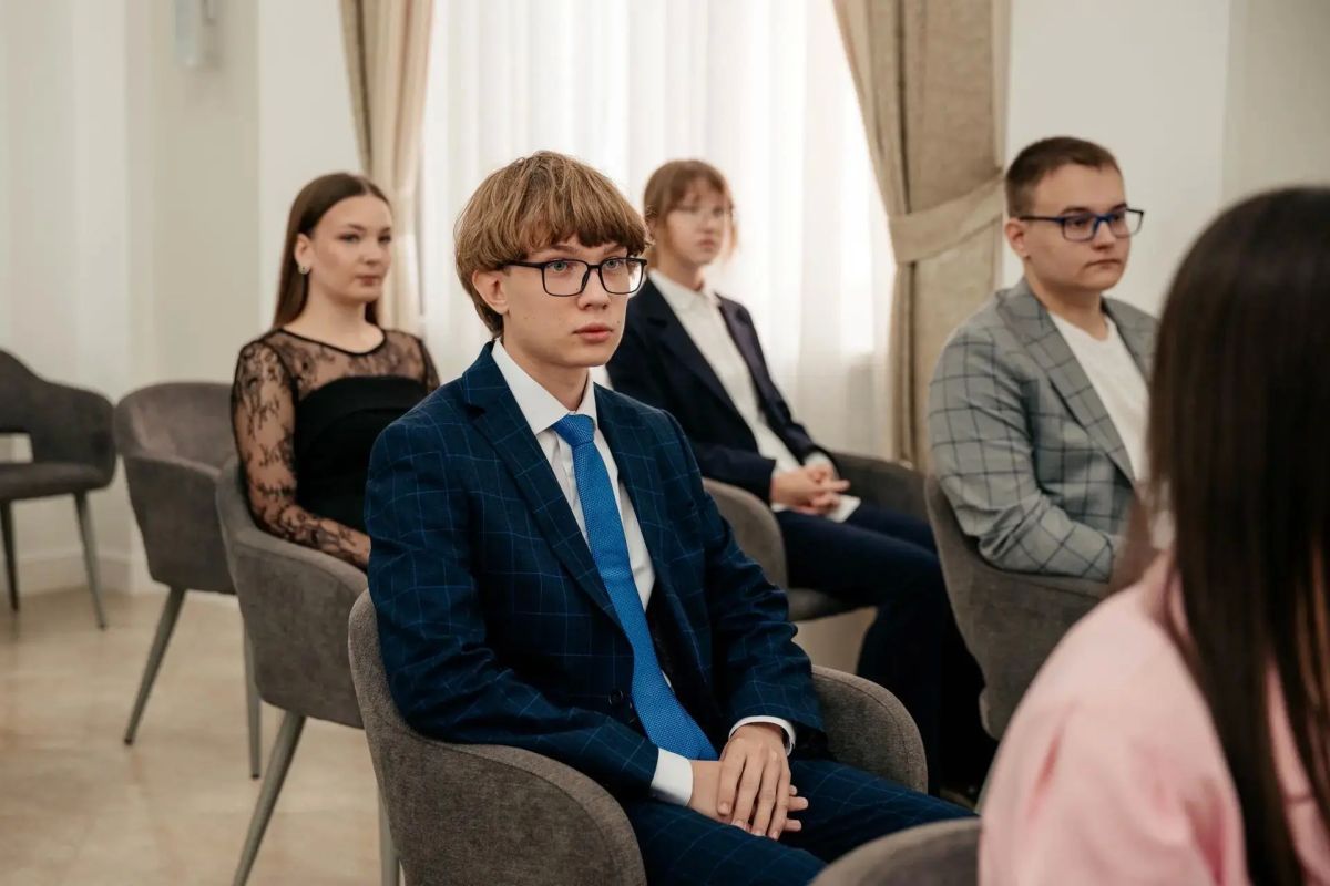 Александр Хинштейн поздравил 44 курских стобалльников с успешной сдачей ЕГЭ Александр Хинштейн поздравил 44 курских стобалльников с успешной сдачей ЕГЭ