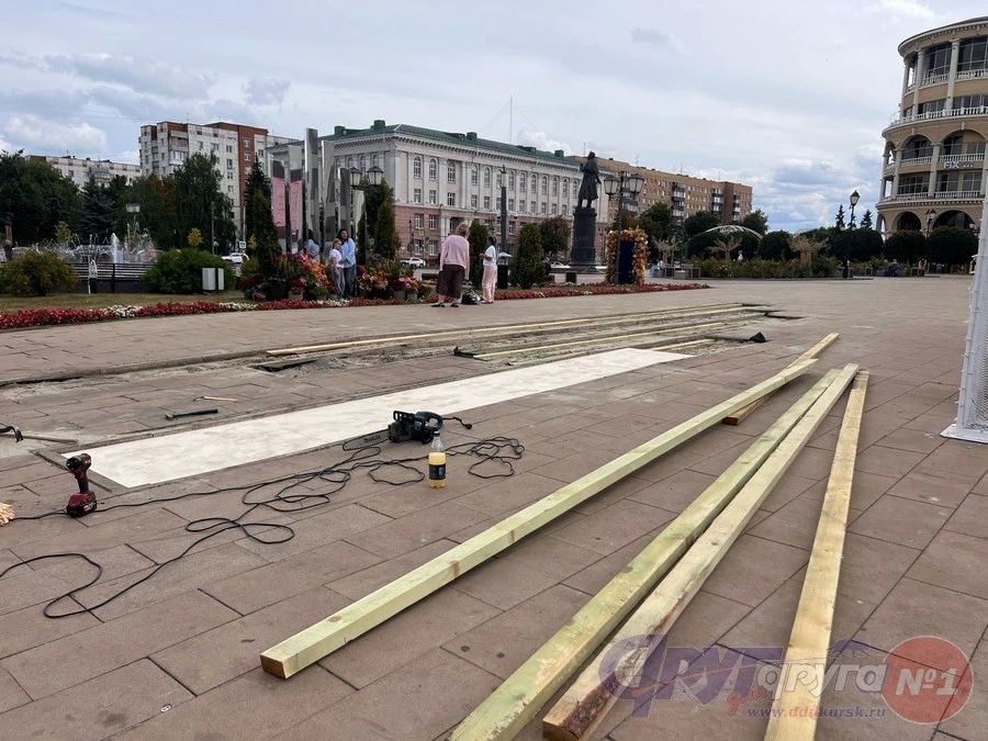 Несколько дней назад у драмтеатра появилась строительная техника Несколько дней назад у драмтеатра появилась строительная техника