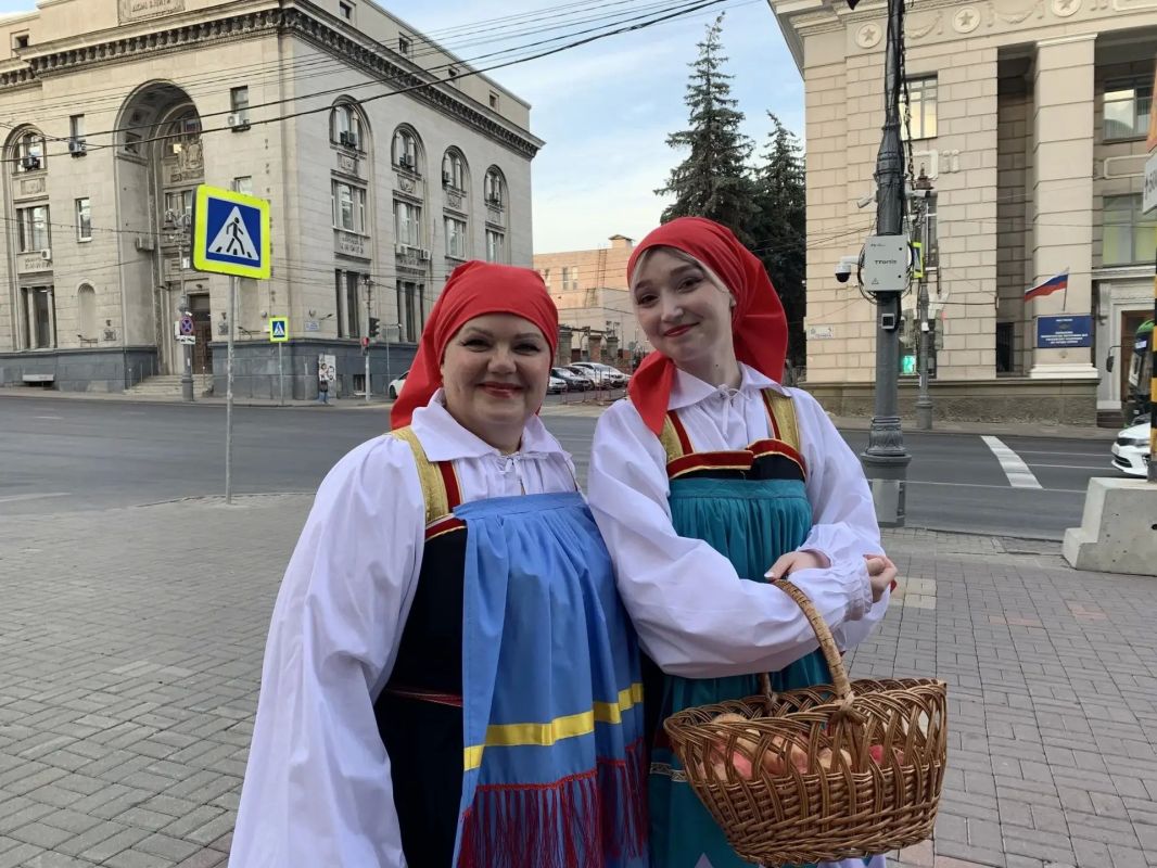 В Курске на Яблочный Спас устроили народные гуляния Мероприятие организовал Городской культурный центр «Лира» при поддержке администрации города и комитета культуры и туризма В Курске на Яблочный Спас устроили народные гуляния Мероприятие организовал Городской культурный центр «Лира» при поддержке администрации города и комитета культуры и туризма