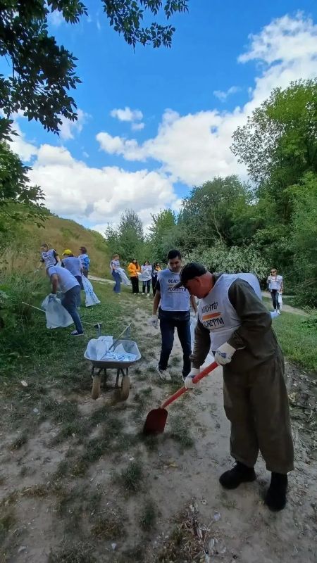 В Курске на реке Тускарь в рамках Всероссийской акции «Вода России» состоялся экологический субботник, организованный сотрудниками ООО «РН-Черноземье» В Курске на реке Тускарь в рамках Всероссийской акции «Вода России» состоялся экологический субботник, организованный сотрудниками ООО «РН-Черноземье»
