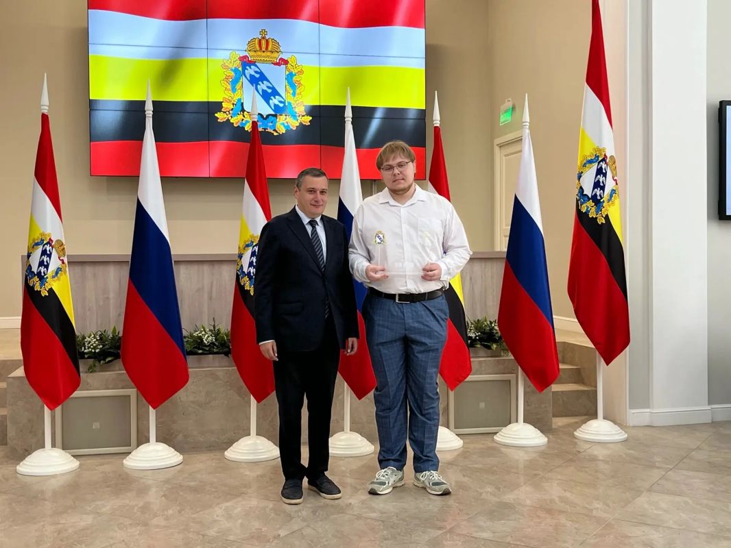 Александр Хинштейн вручил курским стобальникам денежные сертификаты Александр Хинштейн вручил курским стобальникам денежные сертификаты